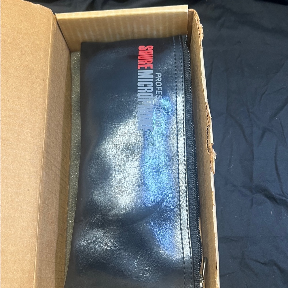 Shure Silver Microphone with Black Mount - Picture 5 of 5